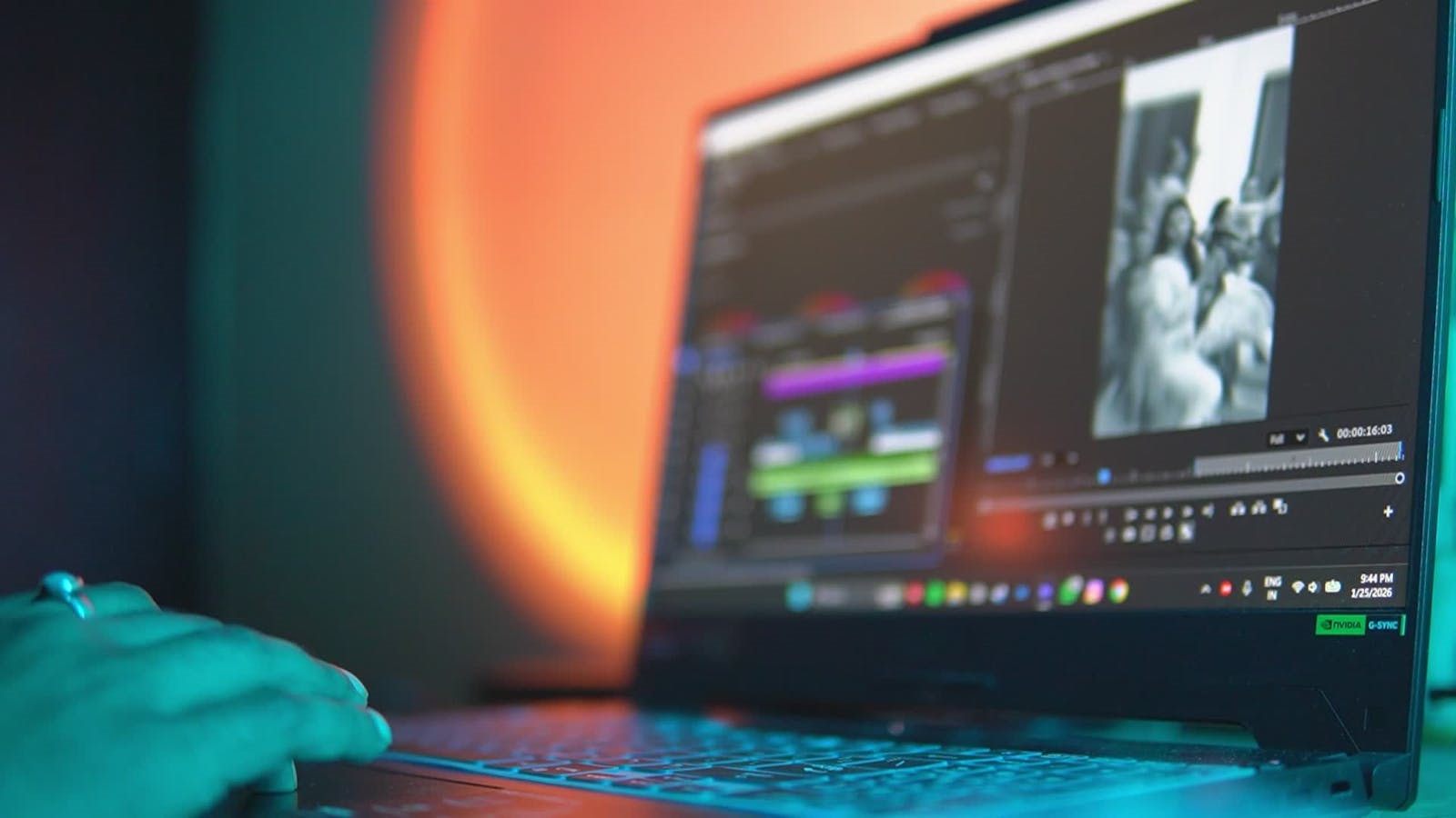 Pantalla de edición y color en portátil con interfaz audiovisual