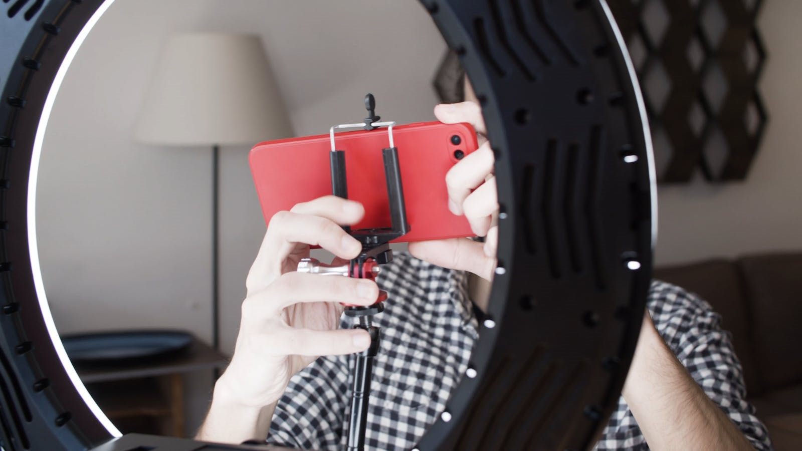 Montaje de smartphone frente a aro de luz para grabar distintas piezas