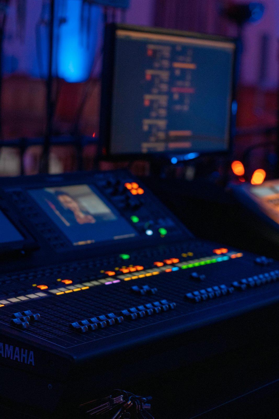 Persona ajustando controles de audio y monitorización